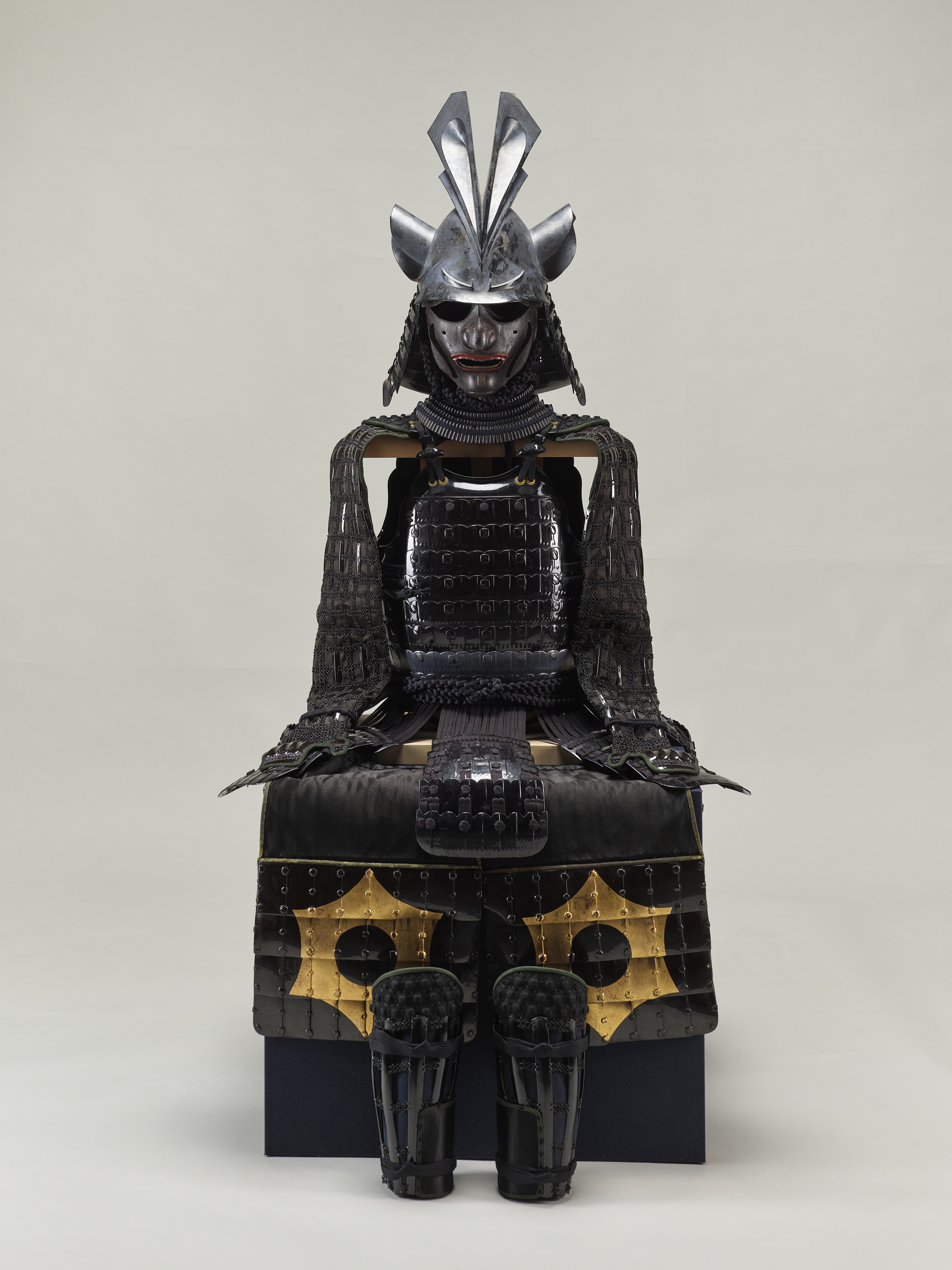 黒漆塗黒糸威二枚胴具足 - 金沢ミュージアムプラス