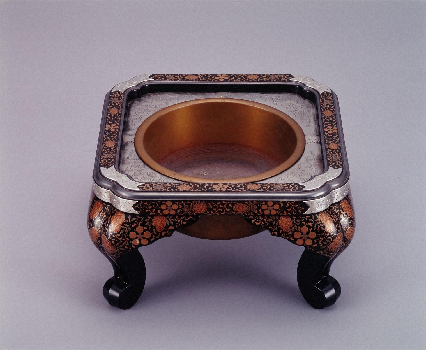 唐草模様蒔絵火鉢 - 金沢ミュージアムプラス