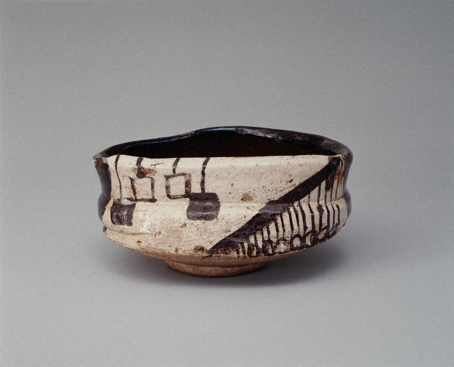 黒織部沓茶碗 - 金沢ミュージアムプラス