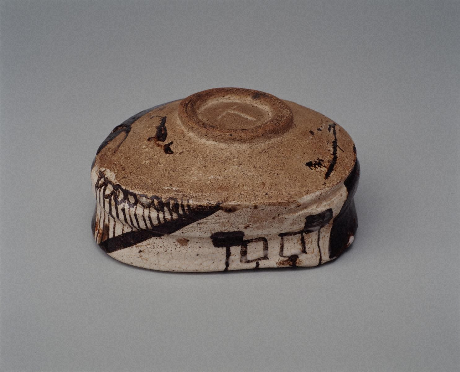 黒織部沓茶碗 - 金沢ミュージアムプラス