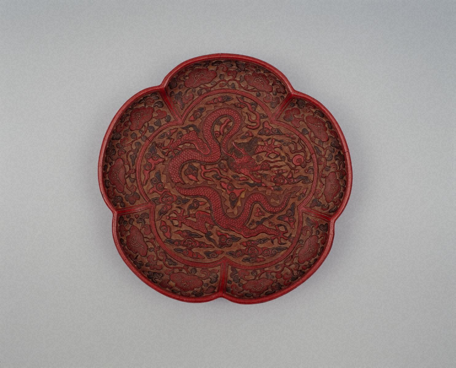 紅花緑葉竜文梅花形盆 - 金沢ミュージアムプラス