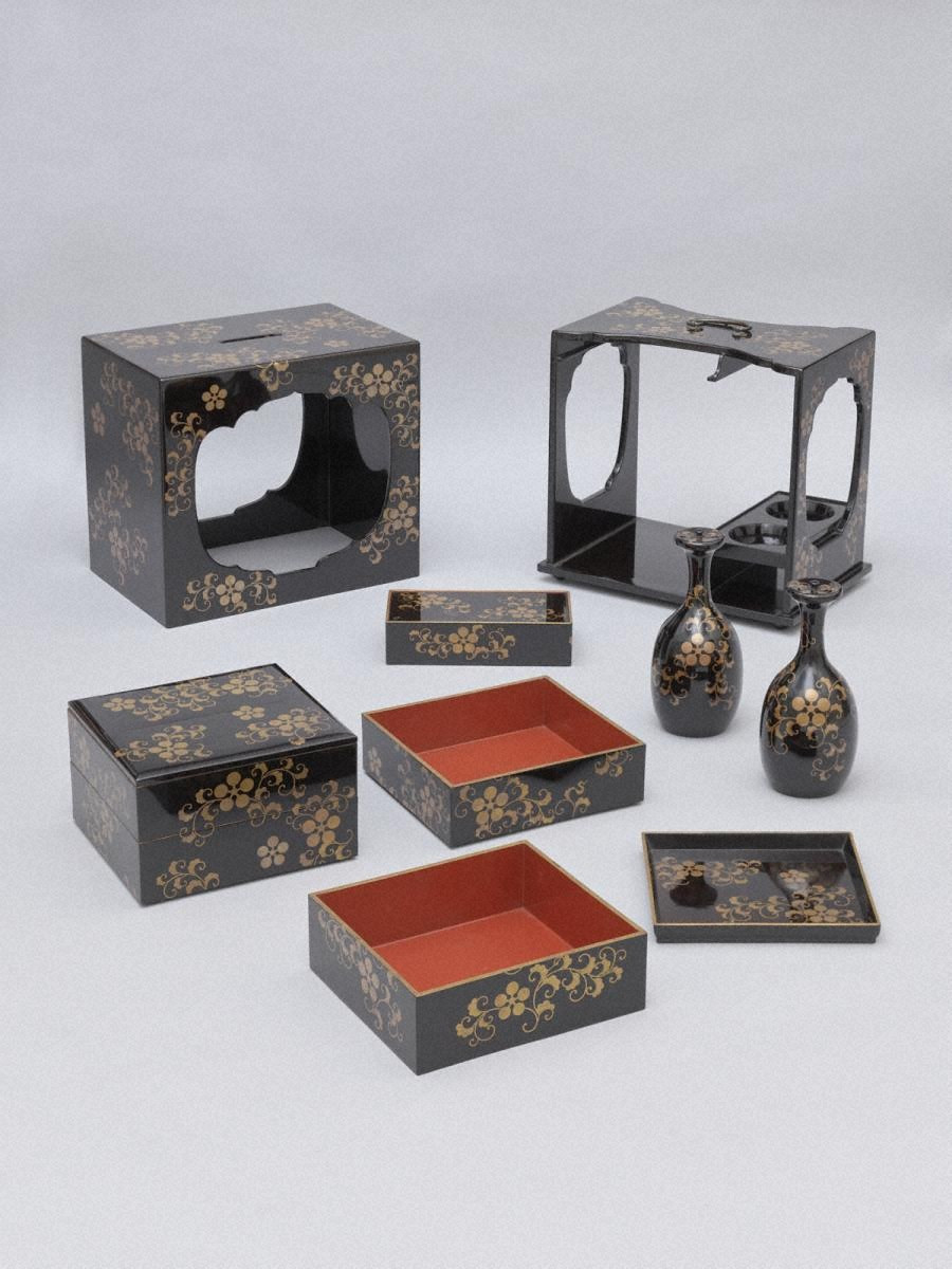 黒塗梅鉢紋唐草蒔絵提重 - 金沢ミュージアムプラス