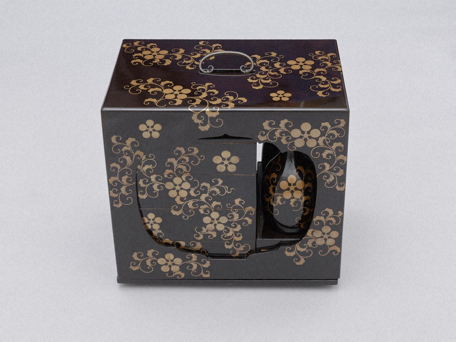 黒塗梅鉢紋唐草蒔絵提重 - 金沢ミュージアムプラス