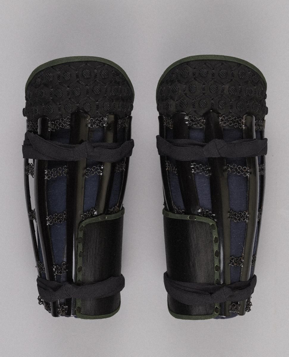 黒漆塗黒糸威二枚胴具足 - 金沢ミュージアムプラス