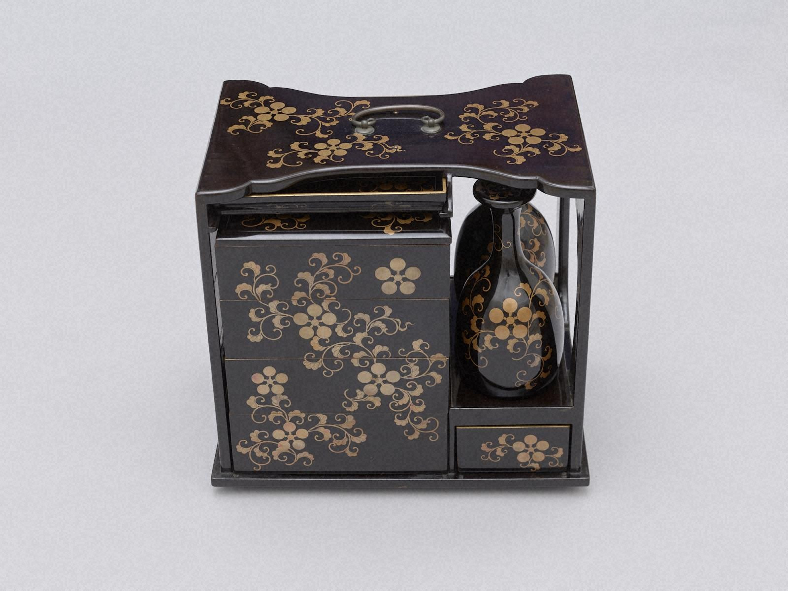 黒塗梅鉢紋唐草蒔絵提重 - 金沢ミュージアムプラス