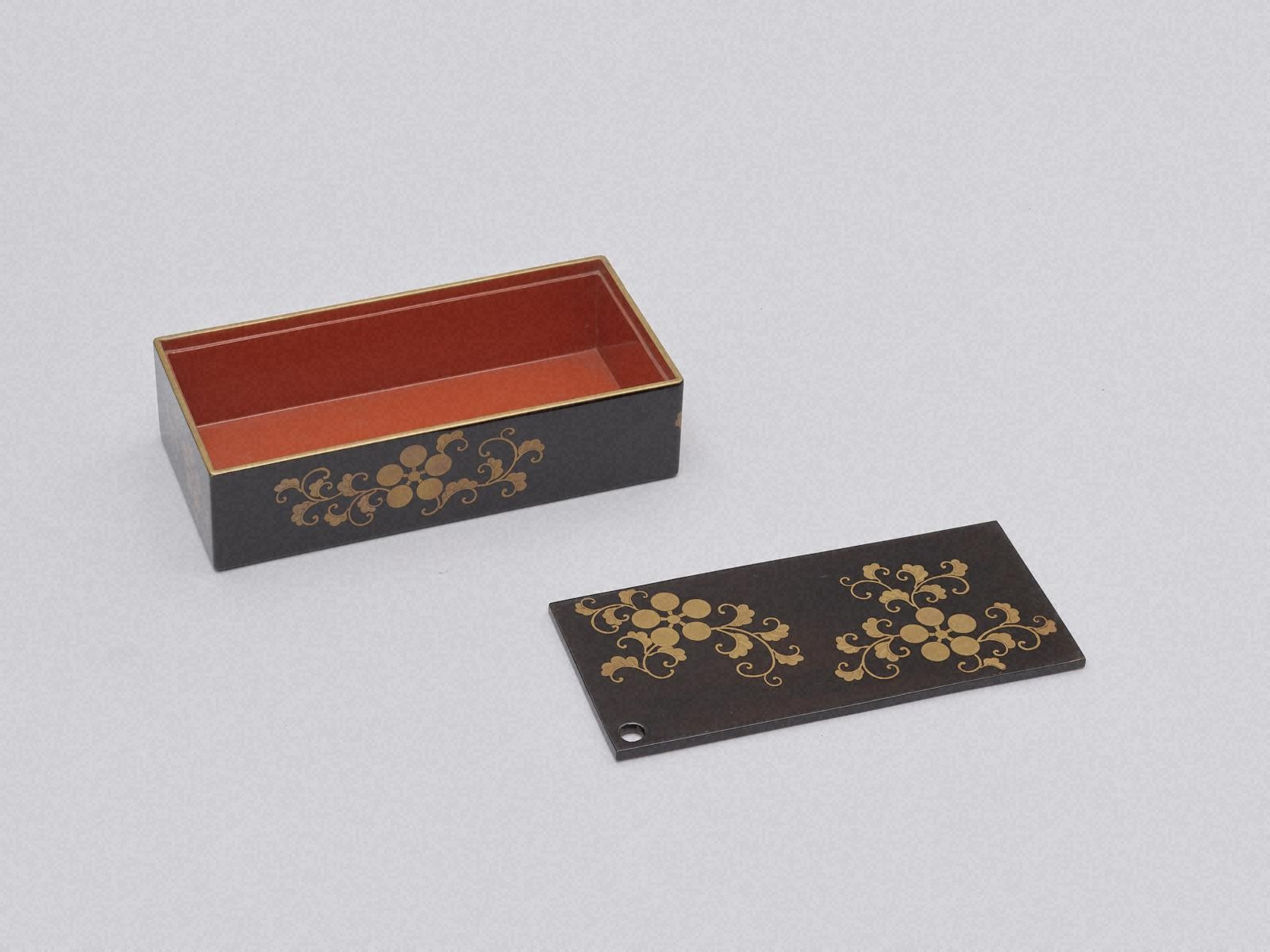 黒塗梅鉢紋唐草蒔絵提重 - 金沢ミュージアムプラス