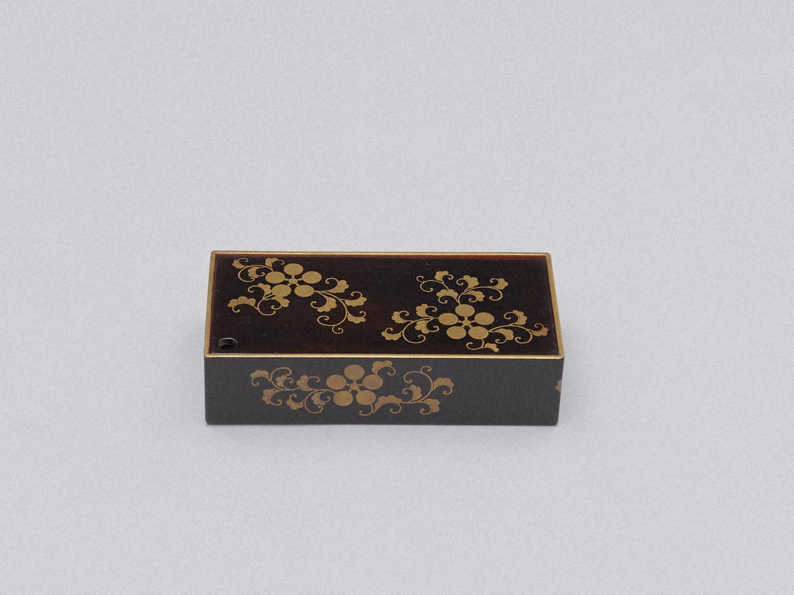 黒塗梅鉢紋唐草蒔絵提重 - 金沢ミュージアムプラス