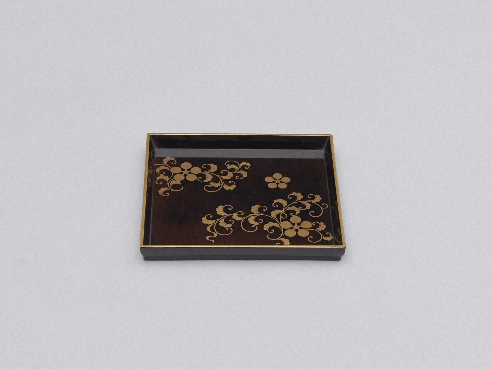 黒塗梅鉢紋唐草蒔絵提重 - 金沢ミュージアムプラス