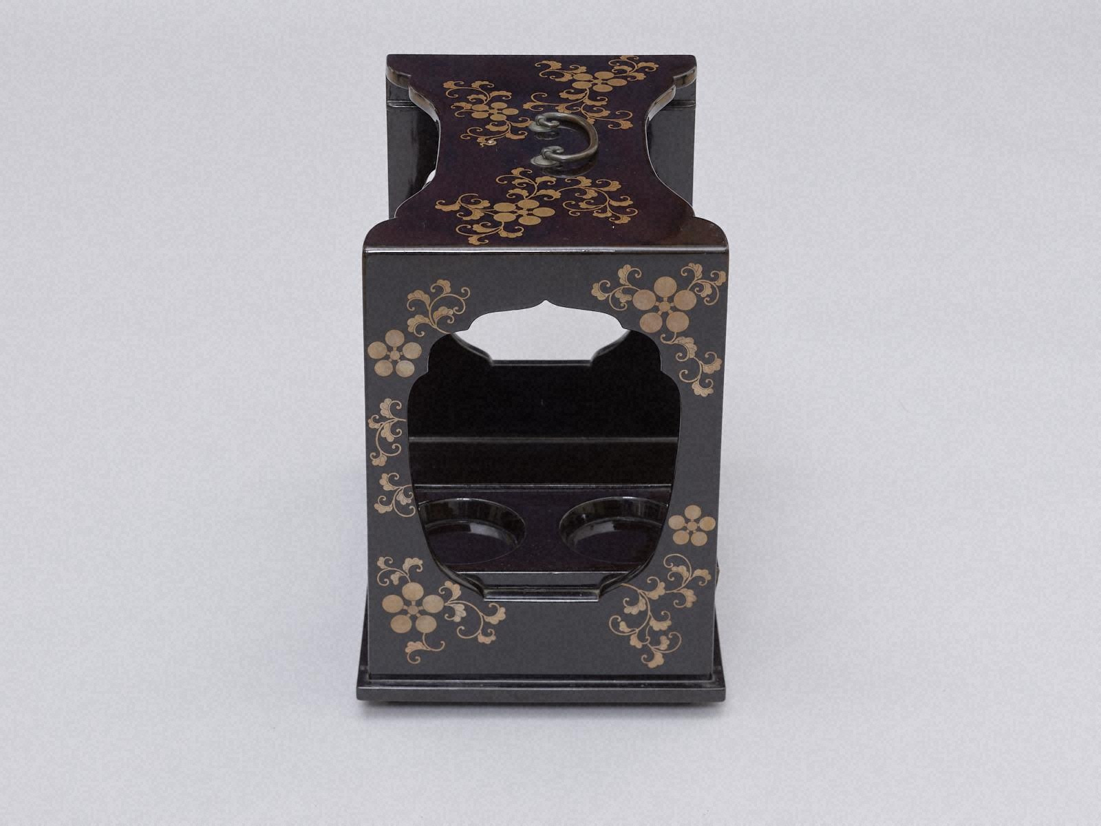 黒塗梅鉢紋唐草蒔絵提重 - 金沢ミュージアムプラス