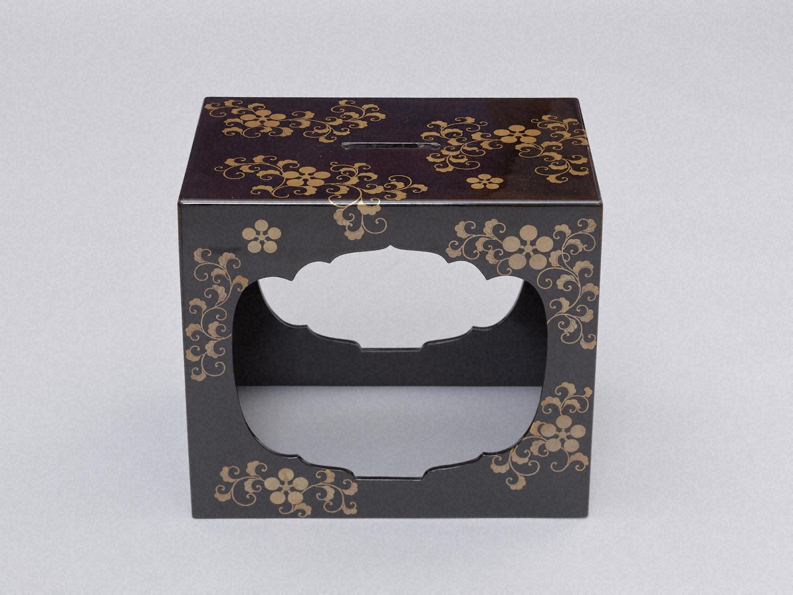 黒塗梅鉢紋唐草蒔絵提重 - 金沢ミュージアムプラス